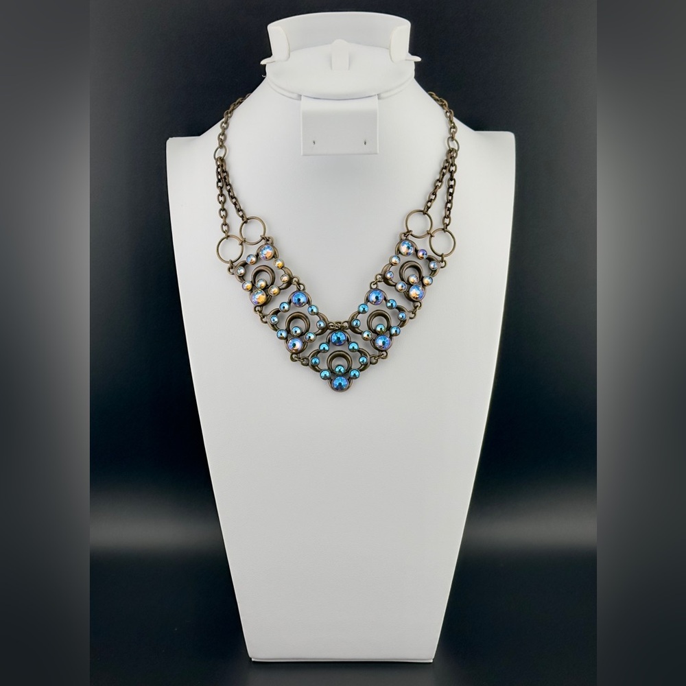 SHIMMER V NECKLACE, ANTIQUE
Touchstone Crystal by Swarovski